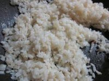 step3: 原鍋放油及奶油炒香洋蔥末,再放白米炒香,加入高湯炒至湯被米粒吸收,不斷重覆直到高湯用盡