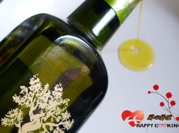 step1: 鍋中加入一大匙美麗媞妮橄欖油