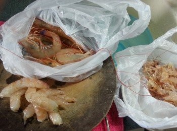 step1: 將鮮蝦去穀