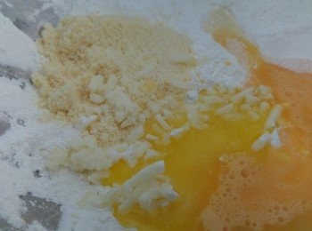 step2: 除鮮奶備用將所有材料放入糯米粉和木薯粉內攪混。