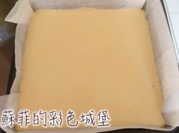 step7: 倒入方型烤模裡，用刮刀抹平，進烤箱前輕敲桌面幾下，消除內部大氣泡，表面的氣泡也要挑掉。