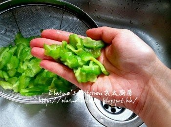 step2: 30分鐘後用水沖一沖洗涼瓜片及瀝乾水份 , 加入熱水後再渣乾水份備用