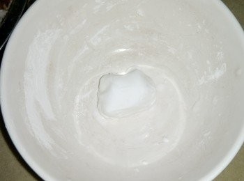 step3: 在澄麵裡加少許熱水，搓成麵團，然後再加入芋頭蓉及臘腸粒搓均。