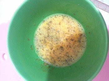 step5: 將雞蛋發打後加上香草。