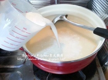 step9: 加入淡奶 , 椰漿拌勻 , 再加入之前拌勻好的粟粉漿