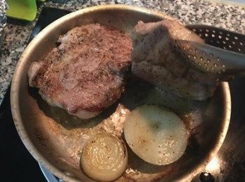 step3: 將洋蔥放在豬肩肉下，再把豬肩肉放在洋蔥上。
