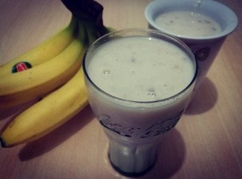 step3: 用打蛋器或攪拌器把香蕉、牛奶和乳酸菌飲品混合好，便可飲用。