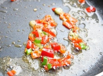 step5: 先將辣椒下鍋爆出香氣