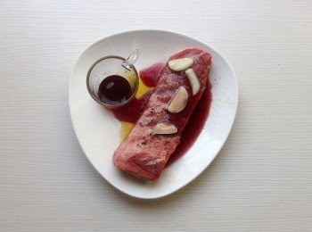 step3: 再加入紅酒一起醃製,可讓牛肉的風味變得更有層次及口感。醃製時間約15分鐘。