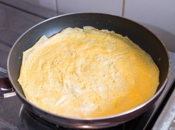 step3: 煎至大部份蛋液凝固後，小心把蛋皮翻面，煎至蛋熟，放涼備用。