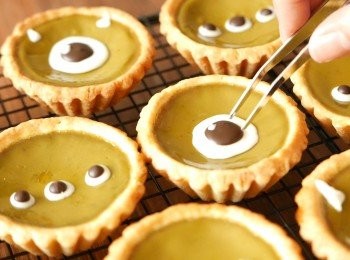 step21: 待朱古力乾透後，小心地把它們放在抹茶撻上，注意撻必需已完全放涼。