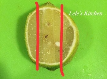 step3: 接著讓中間的檸檬體躺下來，
再把兩側切開