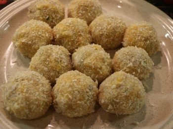 step6: 取適量芝士蛋蝦膠揉成圓球，再依序沾上一層麵粉、蛋漿、麵包粉，如此類堆地將蝦膠揉完。