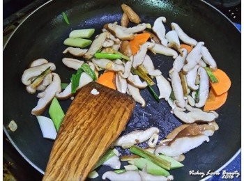 step5: 等到香氣出來之後，再放入香菇，及紅蘿蔔片，再拌炒至香氣出來