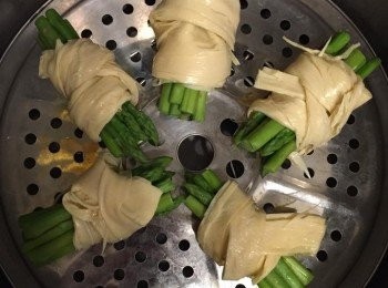 step3: 中火隔水蒸大約5-8分鐘，取出，