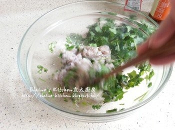 step5: 芫茜切碎 , 鯪魚肉放入大碗內加入芫茜碎 , 少許麻油及胡椒粉調味拌勻