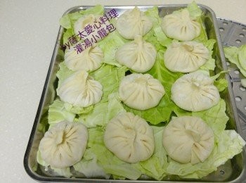 step5: 包入饀料，做成小包子，大火水滾蒸5分鐘。