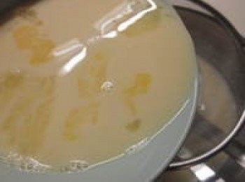step1: 鮮奶依個人喜好加入適量的糖(可先加一些試喝看看再做調整)及香草精(可省略),一起加熱至糖溶化即關火放涼,牛奶不能煮到滾.雞蛋打散過篩倒入牛奶中,邊篩邊攪拌散熱即為<span class="group_1">布丁液</span>