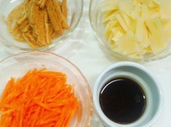 step1: 米洗好水份瀝乾,紅籮蔔,油豆腐皮切絲,竹筍切薄片和適合大小