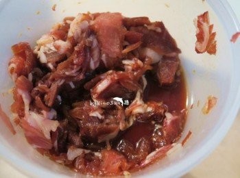 step2: 梅花肉片切成入口大小.用烤肉醬抓醃5分鐘