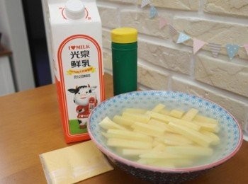 step1: 先將所需材料備齊!!起士醬只需營養滿滿的光泉鮮乳.起士粉以及起士片^^