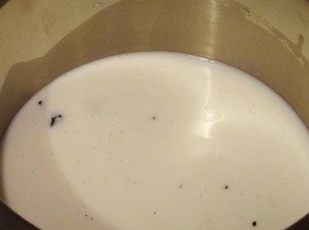 step3: 將鮮奶、細砂糖與香草子倒入鍋中加熱（切開的香草豆莢也可以放進去煮），煮至溫熱（摸起來微燙、不用滾沸）即可熄火備用。