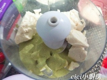 step1: 豆腐放入攪拌機打勻，備用。(如做抹茶豆腐布甸，同時加入抹茶粉與豆腐用攪拌機打勻)