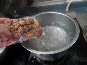 step1: 將500g食用開水煮滾,加入話梅後熄火灘凍