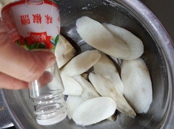 step3: 用少許味椒鹽略醃