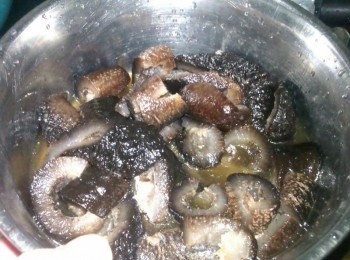 step1: 先將烏蔘以少許香油、米酒、胡椒鹽抓捏醃漬片刻