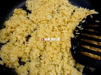 step5: 倒入「步驟1的飯」拌炒。
