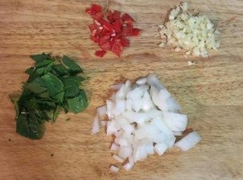 step3: 將洋蔥、蒜、辣椒切丁；九層塔或羅勒略切即可。保留四葉的羅勒或九層塔用可飲用水洗淨後擦乾備用，等一下用來擺盤裝飾。