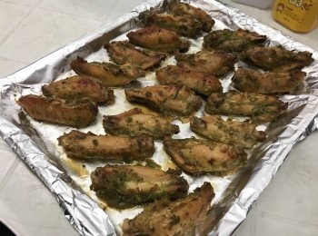 step4: <a href="https://bit.ly/3zHU5V3" target="_blank" data-keyword="雞翼" class="guide-link"><strong>雞翼</strong></a> <span style="display:inline-block;vertical-align:middle;margin-top:-3px;color:initial;border-radius:3px;padding:2px 3px;font-size:12px;line-height:14px;background:#87d300;color:#fff;">即買</span> 醃一晚後，將<a href="https://bit.ly/3zHU5V3" target="_blank" data-keyword="雞翼" class="guide-link"><strong>雞翼</strong></a> <span style="display:inline-block;vertical-align:middle;margin-top:-3px;color:initial;border-radius:3px;padding:2px 3px;font-size:12px;line-height:14px;background:#87d300;color:#fff;">即買</span> 放焗爐焗15至20分鐘， 180度即成。