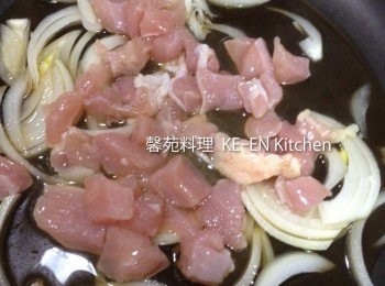step1: 鰹魚露、水5大匙倒入鍋内、加入洋葱絲大火加熱、滚後放入雞肉、煮至雞肉熟
