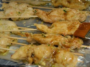 step5: 醃製好的雞柳肉建議抹去多餘的香料，特別是香茅，吃下才不會有硬硬的感覺，也可利用刀切碎香料代替攪拌。用攪拌機打碎出來的香料，能將香味更易散發出來，用來醃製雞肉味道會更濃厚。