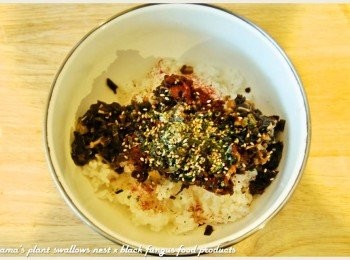 step3: 隨後倒入海苔香鬆與匈牙利紅椒粉，為米飯增添口感與香味。