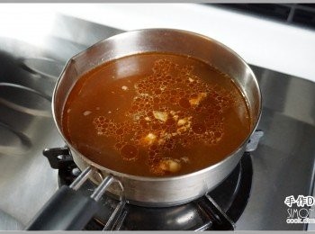 step3: 2.接著將空罐頭裝滿，倒入剛湯鍋裡面混合，燒開即成牛肉湯。