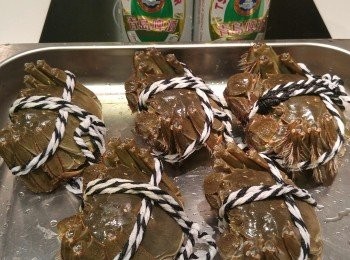 step1: 用刷刷洗蟹身和蟹爪。