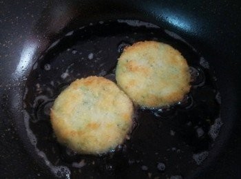 step17: 把可樂餅煎炸至二面金黃 , 再放到廚房紙巾上吸取多餘油份即可
