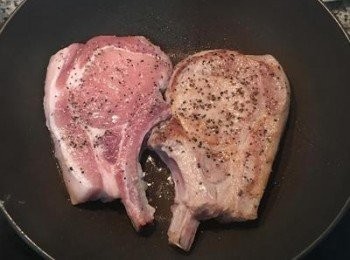 step3: 燒熱鍋子和油，豬大排下鍋煎到兩面金黃便可起鍋備用。註：如用的是肋排或排骨，一樣是下鍋略煎，讓帶油的部份煎成金黃。