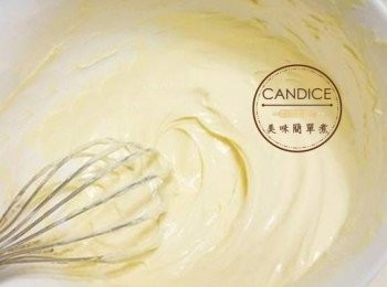 step2: 軟化奶油，分次加入糖粉打發，再加入蛋液拌勻