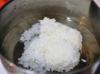 step3: 將白飯倒入熱水中大火滾煮