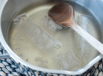 step2: 煮滾一煲沸水，加冰糖，然後用小火煮至糖完全溶解。加入燕菜條，不停攪拌至完全溶解，大約需10分鐘