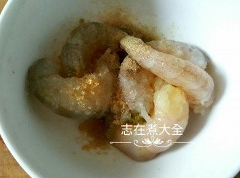 step1: 大蝦去殼去腸後用調味料醃10分鐘，雞蛋拌勻，蔥切粒備用