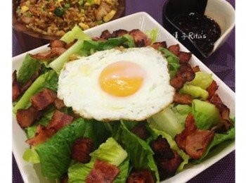step5: 美生菜裝盤後在上面撒上培根，最後放上煎蛋，食用時再淋上紅酒醋油蔥醬即可。