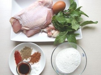 step1: 準備所有材料。將<a href="https://bit.ly/3EZL8dD" target="_blank" data-keyword="雞胸" class="guide-link"><strong>雞胸</strong></a> <span style="display:inline-block;vertical-align:middle;margin-top:-3px;color:initial;border-radius:3px;padding:2px 3px;font-size:12px;line-height:14px;background:#87d300;color:#fff;">即買</span> 肉切塊,蒜頭壓泥,九層塔洗淨擦乾