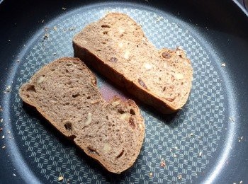 step3: 將切片的麥包放鍋中烘熱，然後放上碟。