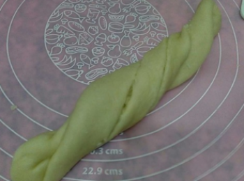 step8: 擰成麻花狀。