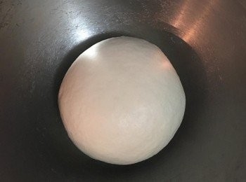 step8: 一下子就可以揉成表面光滑柔軟的麵糰,而且麵糰比一般麵粉的更光白,
接著放回盆內蓋上保鮮膜, 室溫進行第一次發酵,約需45~60分鐘