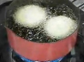 step8: 然後就可以放到鍋裡去炸了，溫度一定要高，否則麵包會吃油